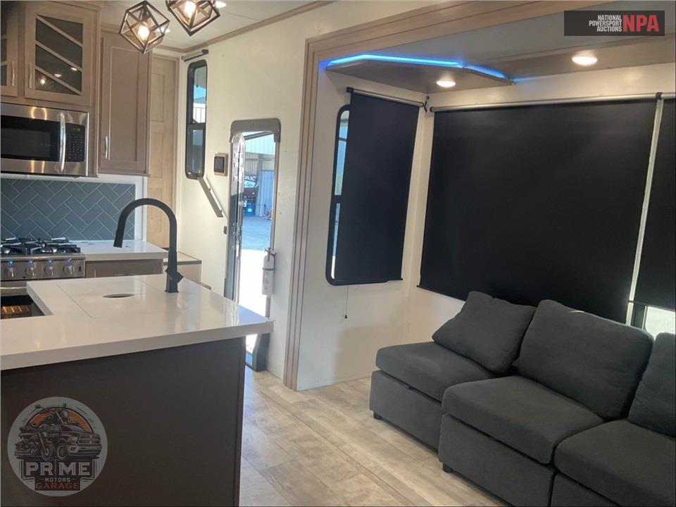 2023 Grand Design Recreational Vehicles M-395MS - MOMENTUM M-CLASS TOY HAULER TOY HAULER SERIES — фото 8