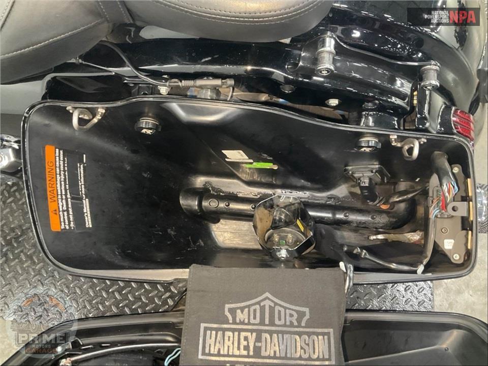 2016 Harley-Davidson FLHXSE CVO STREET GLIDE SPECIAL — фото 23