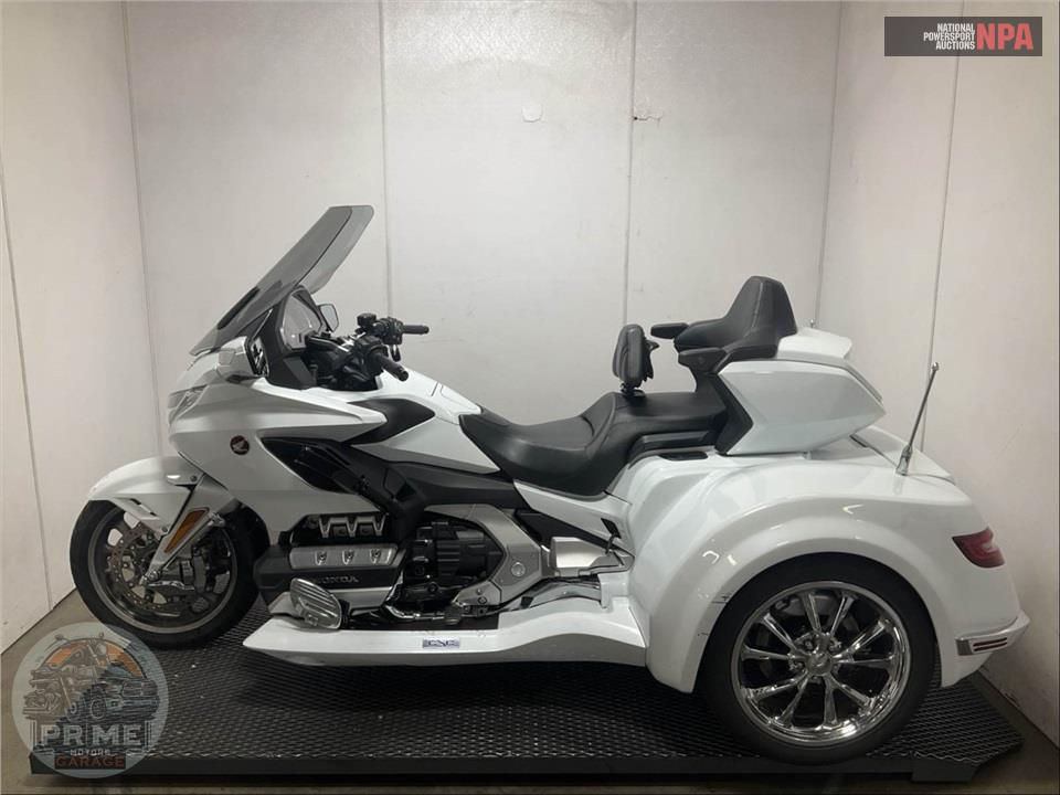 2018 Honda GL1800D GOLDWING TOUR DCT (WHITE) — фото 3
