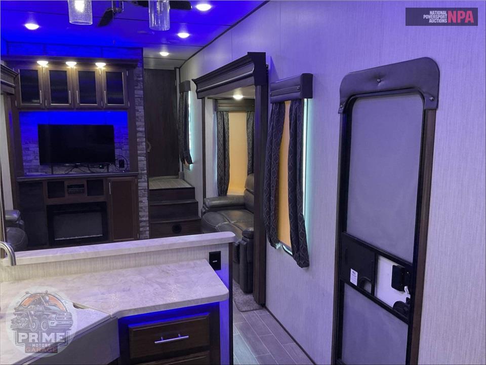 2019 Cherokee By Forest River M-305ML6 ARCTIC WOLF FIFTH WHEEL SERIES — фото 7