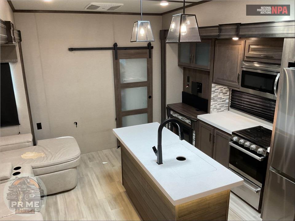 2022 Grand Design Recreational Vehicles M-3740BH - SOLITUDE S-CLASS FIFTH WHEEL SERIES — фото 6