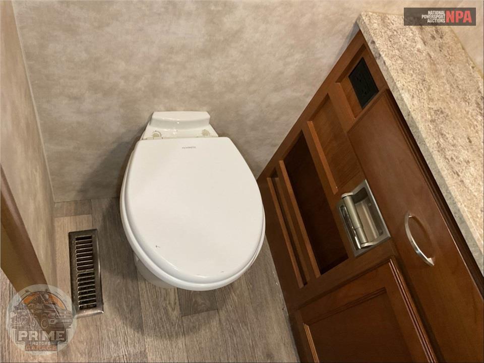 2019 Winnebago M-32YE FORD - VISTA SERIES — фото 21
