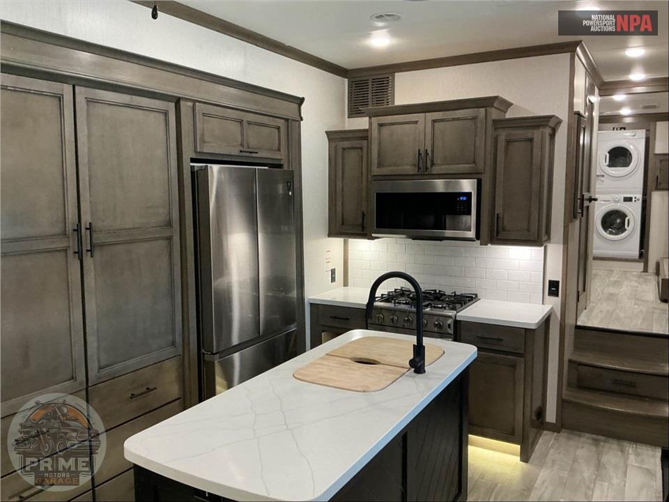 2022 Riverstone M-442MC - LEGACY FIFTH WHEEL SERIES — фото 9