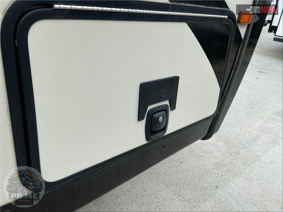 2015 Ultralite By Winnebago M-27RBDS — фото 42