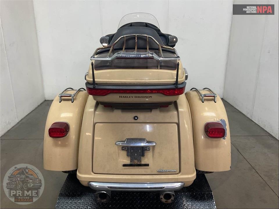 2014 Harley-Davidson FLHTCUTG TRIGLIDE ULTRA CLASSIC — фото 4