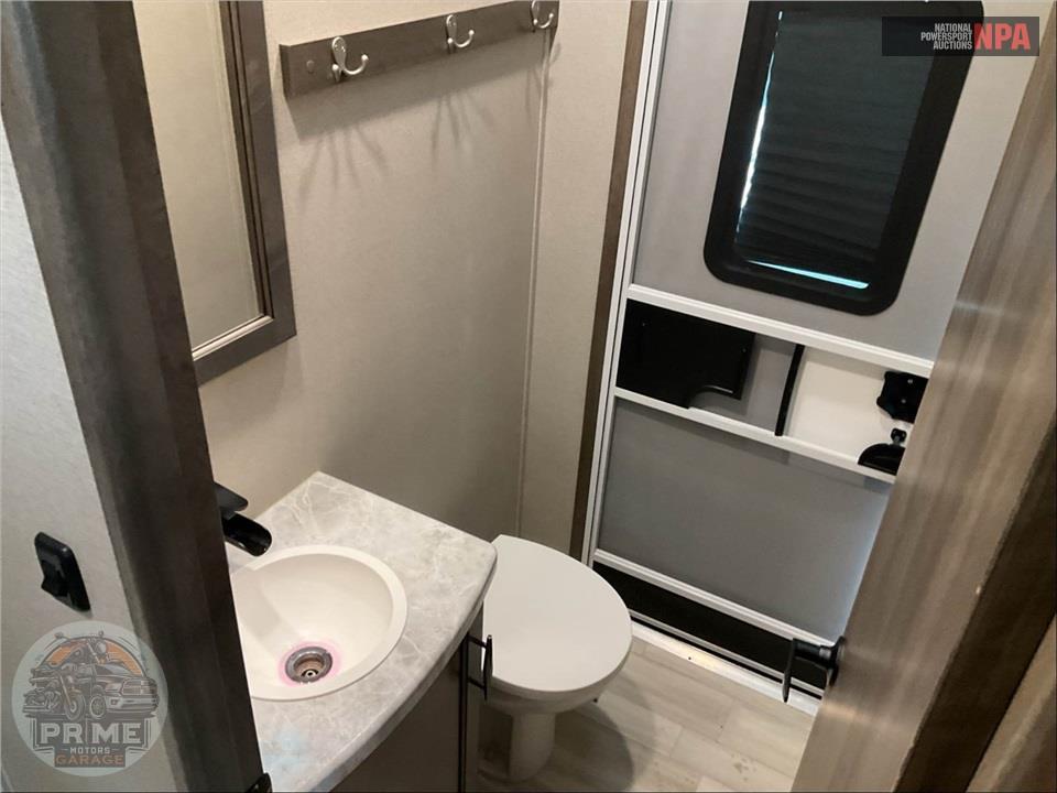 2022 Grand Design Recreational Vehicles M-3740BH - SOLITUDE S-CLASS FIFTH WHEEL SERIES — фото 16
