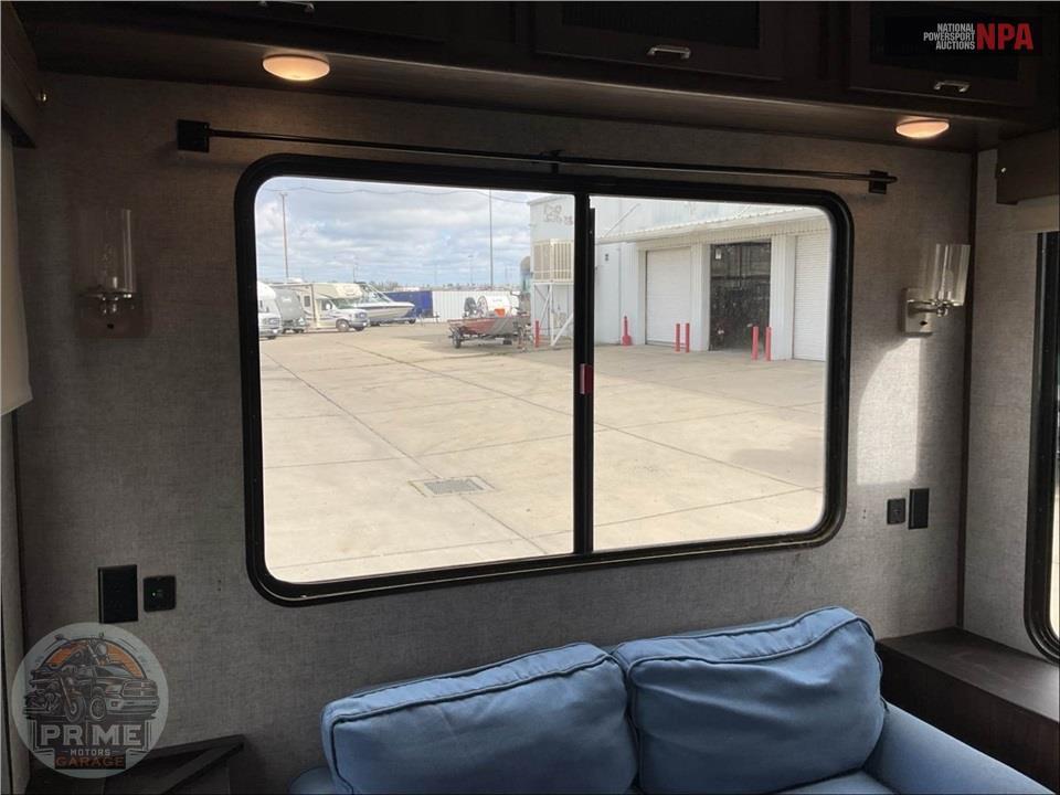 2019 Cherokee By Forest River M-295QSL8 - ARCTIC WOLF FIFTH WHEEL SERIES — фото 32