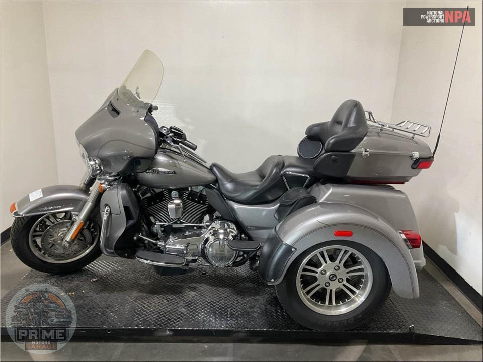 2016 Harley-Davidson FLHTCUTG TRIGLIDE ULTRA CLASSIC — фото 3