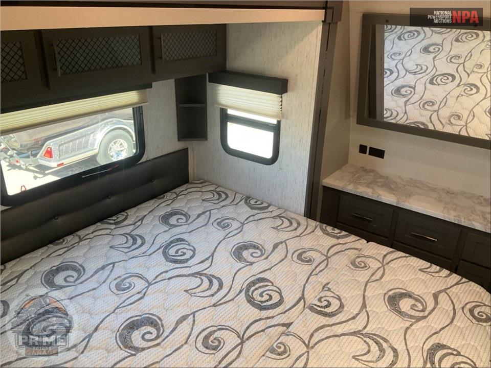 2021 Grand Design Recreational Vehicles M-30G - MOMENTUM TOY HAULER SERIES — фото 11