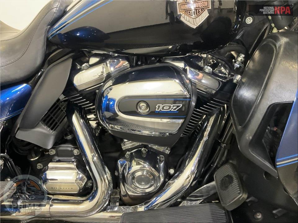 2018 Harley-Davidson FLHTCUTG TRI GLIDE ULTRA ANNIVERSARY — фото 6