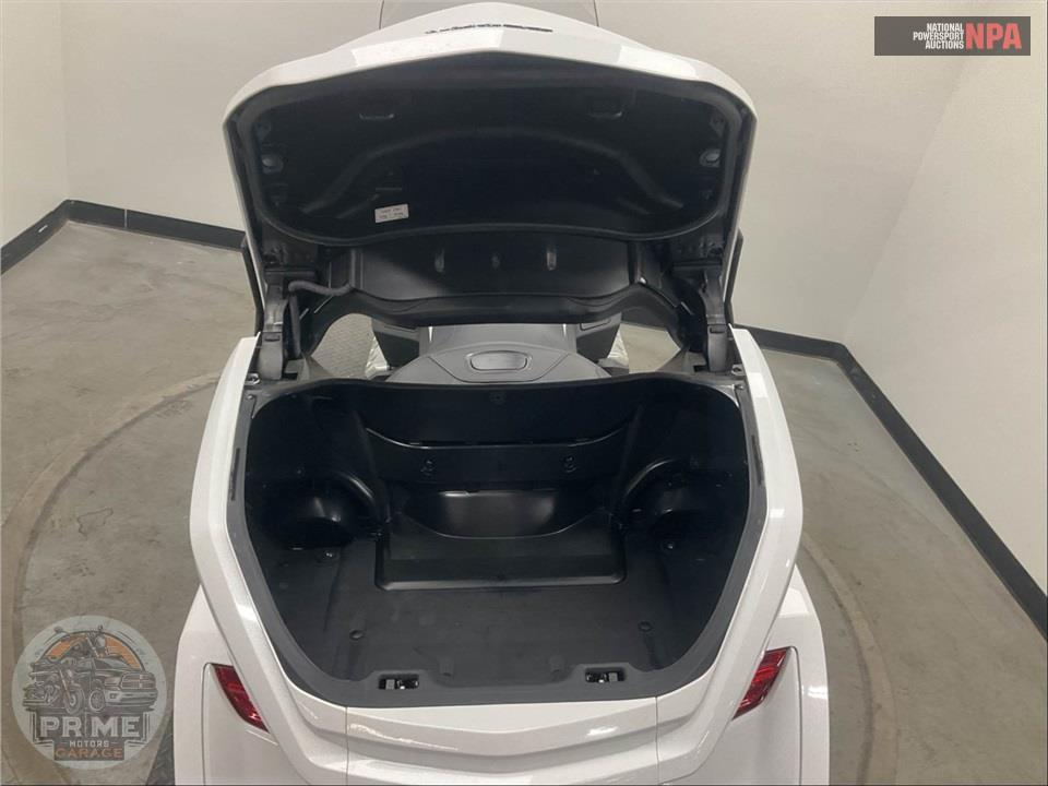 2018 Honda GL1800D GOLDWING TOUR DCT (WHITE) — фото 17