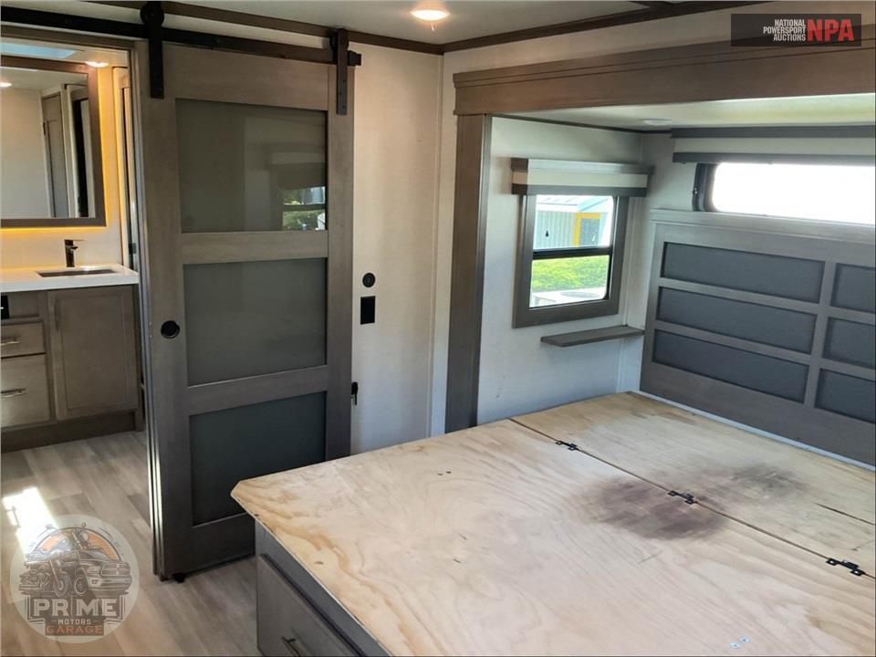 2024 Grand Design Recreational Vehicles M-380FL - SOLITUDE FIFTH WHEEL SERIES — фото 11
