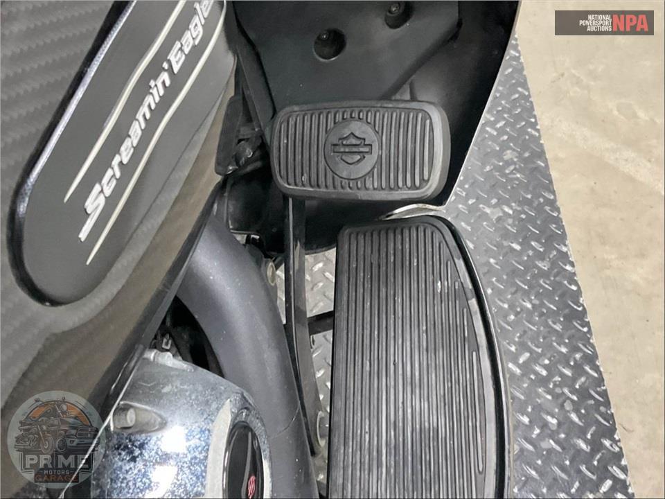 2017 Harley-Davidson FLTRU ROAD GLIDE ULTRA — фото 43