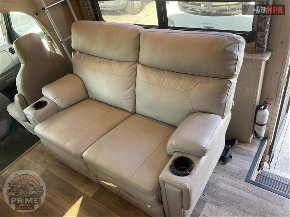 2018 Thor Motor Coach M-31E E450-V10 - FOUR WINDS SERIES — фото 11