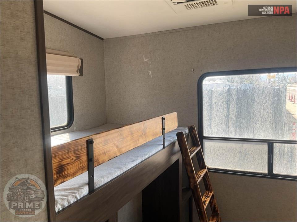 2018 Cherokee By Forest River M-315TBH8 ARCTIC WOLF FIFTH WHEEL SERIES — фото 15