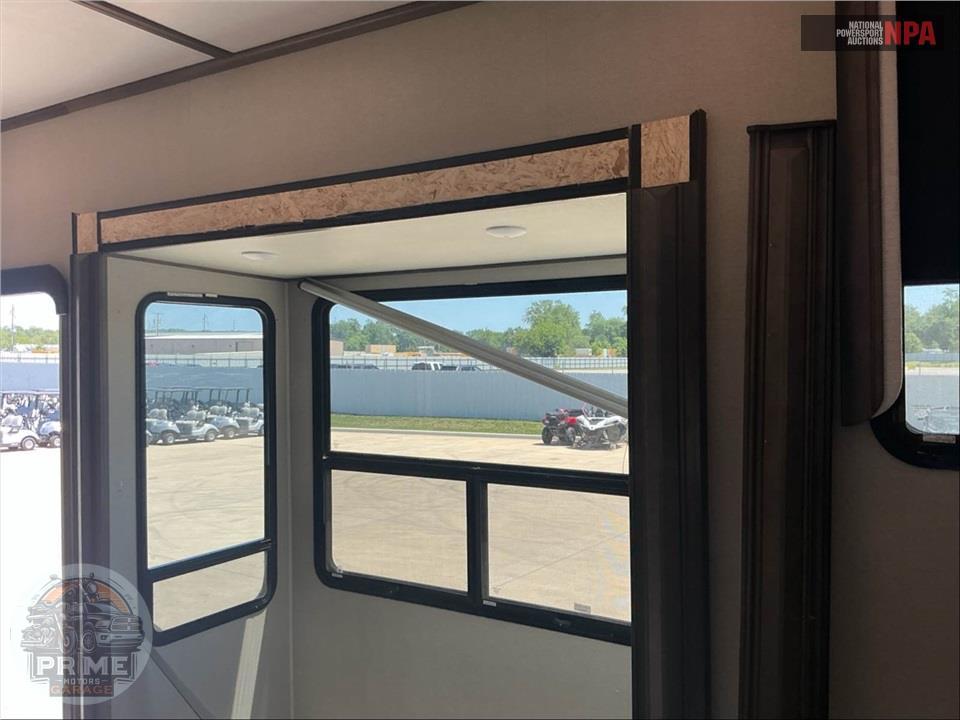 2022 Grand Design Recreational Vehicles M-390RK - SOLITUDE FIFTH WHEEL SERIES — фото 23