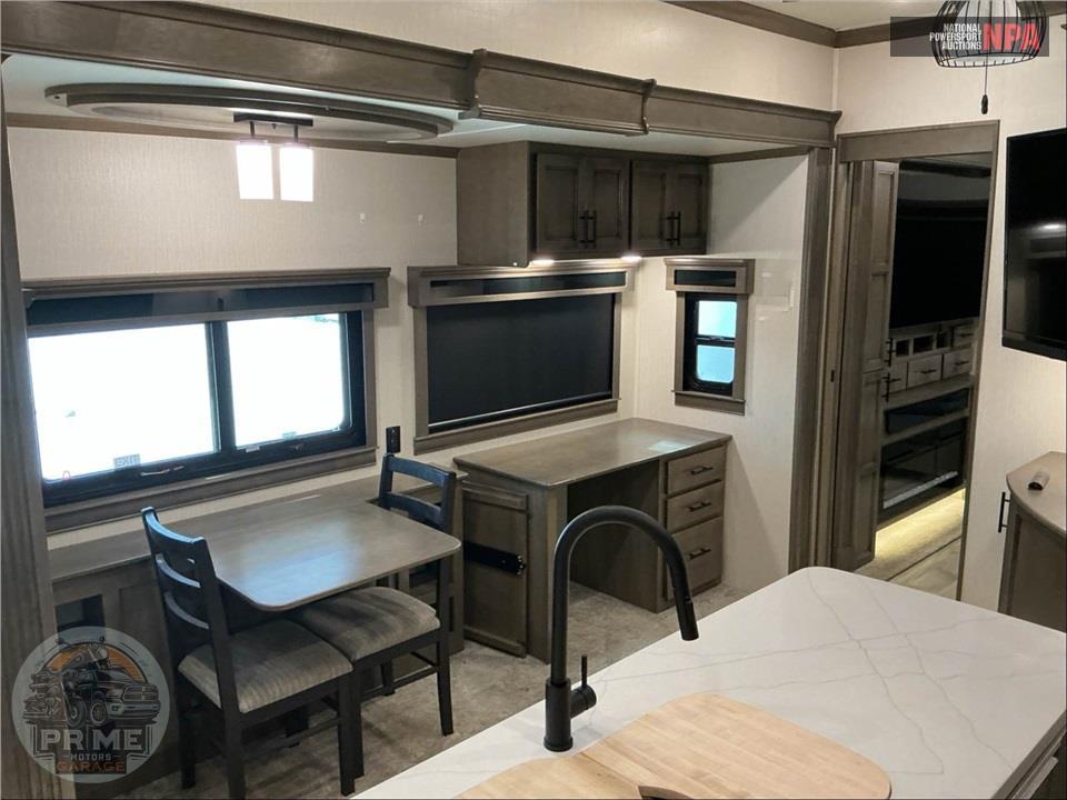 2022 Riverstone M-442MC - LEGACY FIFTH WHEEL SERIES — фото 7