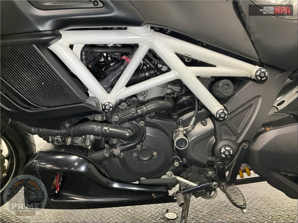 2015 Ducati DIAVEL CARBON WHITE — фото 7