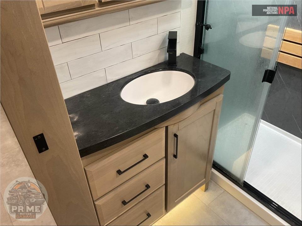 2024 Riverstone M-425FO - FIFTH WHEEL SERIES — фото 17