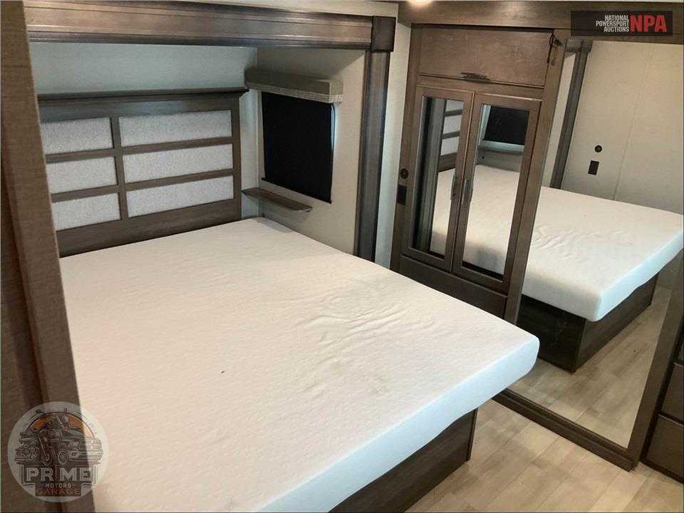 2022 Grand Design Recreational Vehicles M-3740BH - SOLITUDE S-CLASS FIFTH WHEEL SERIES — фото 10