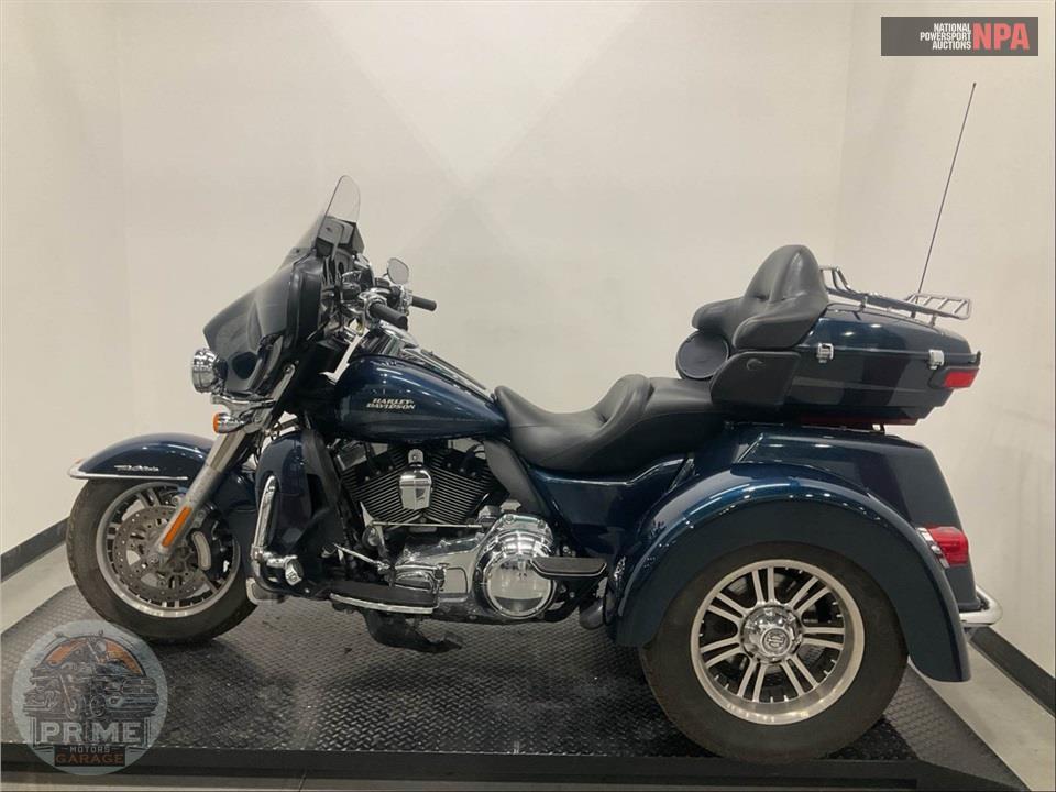 2016 Harley-Davidson FLHTCUTG TRIGLIDE ULTRA CLASSIC — фото 3