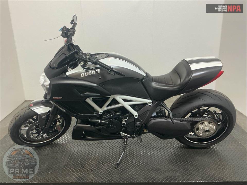 2015 Ducati DIAVEL CARBON WHITE — фото 3