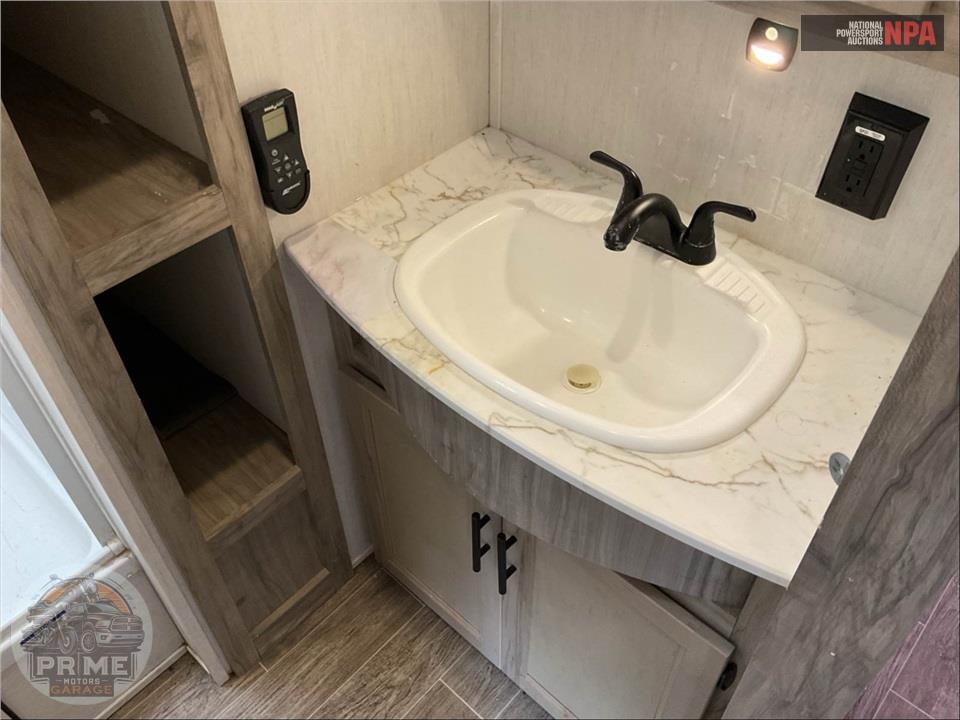 2022 Cherokee By Forest River M-3990SUITE ARCTIC WOLF FIFTH WHEEL SERIES — фото 12