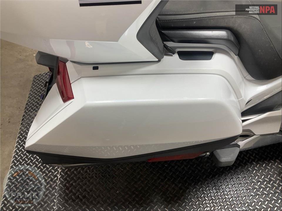 2018 Honda GL1800D GOLDWING TOUR DCT (WHITE) — фото 19