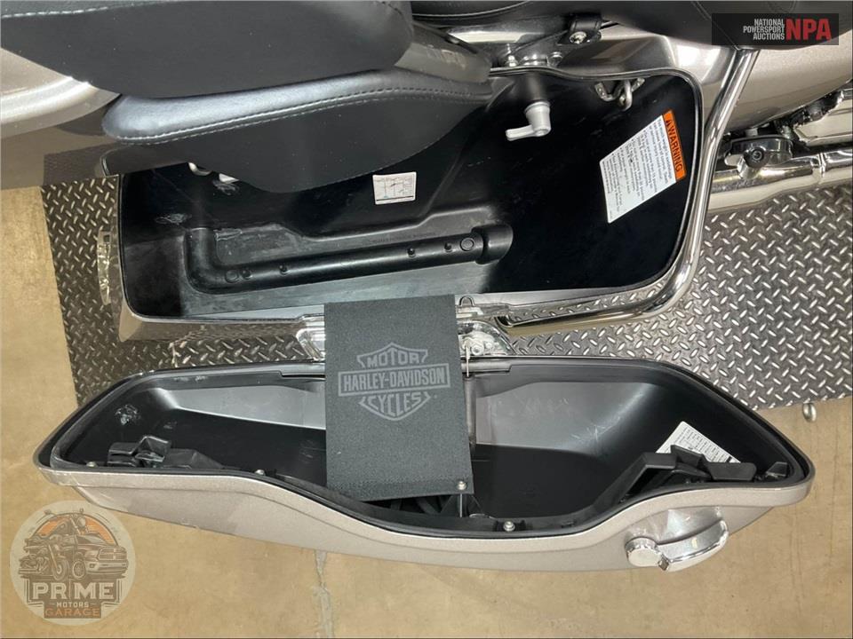 2017 Harley-Davidson FLHTKL ULTRA LIMITED LOW — фото 23