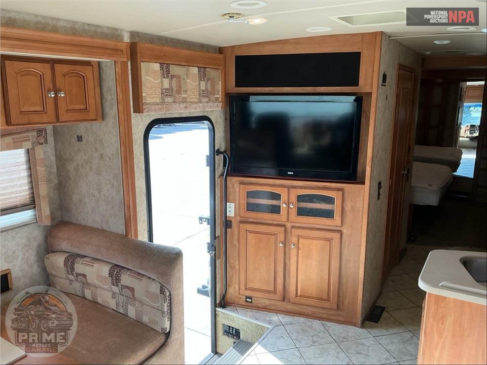 2011 Winnebago M-35P-FORD - ADVENTURER SERIES — фото 7