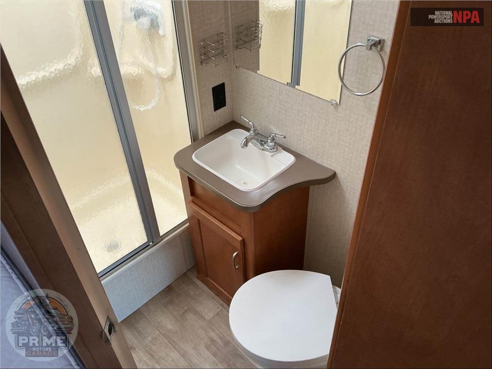 2018 Winnebago M-25B FORD - MINNIE WINNIE SERIES — фото 18