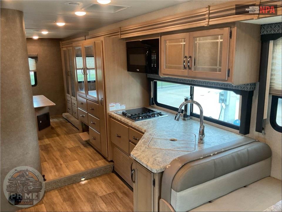2020 Thor Motor Coach M-31W E450-V10 - FOUR WINDS SERIES — фото 10