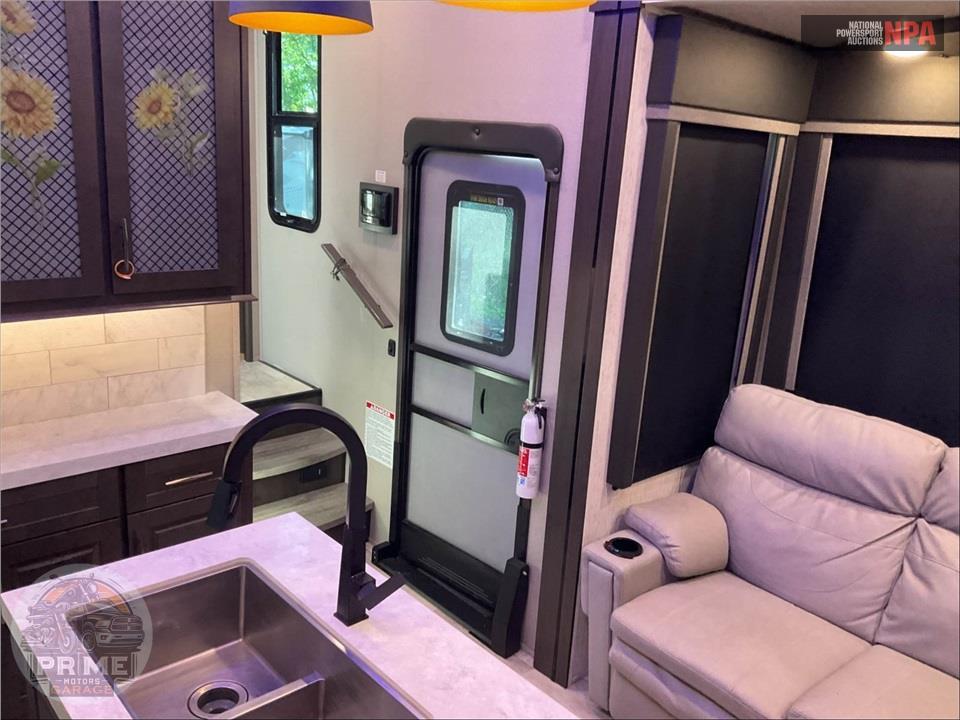 2021 Grand Design Recreational Vehicles M-381M - MOMENTUM TOY HAULER TOY HAULER SERIES — фото 8