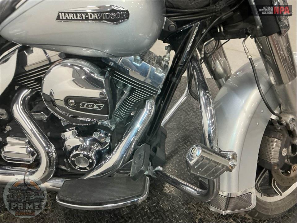 2015 Harley-Davidson FLHTCU ULTRA CLASSIC ELECTRA GLIDE — фото 18