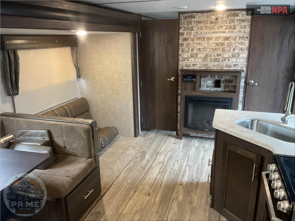 2019 Cherokee By Forest River M-26DBH-L - ALPHA WOLF SERIES — фото 9