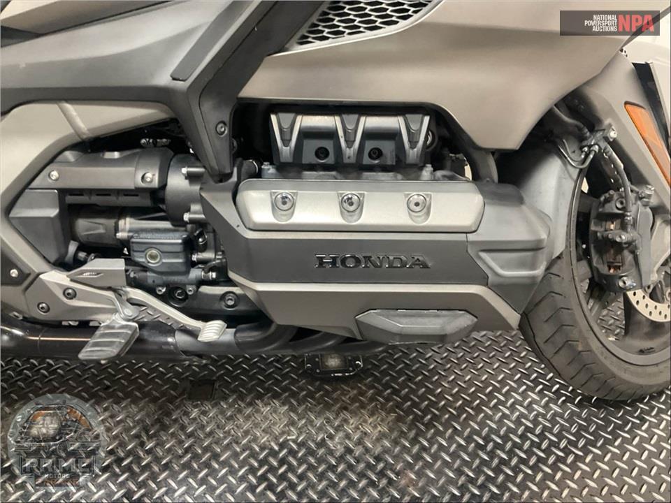 2018 Honda GL1800B GOLDWING (SILVER) — фото 6