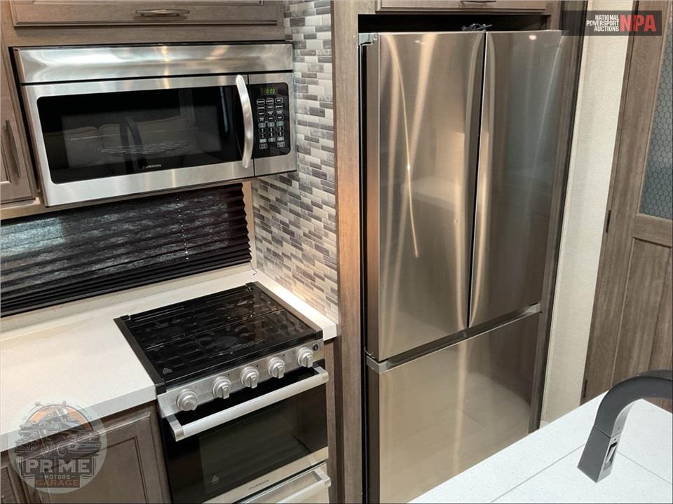 2022 Grand Design Recreational Vehicles M-3740BH - SOLITUDE S-CLASS FIFTH WHEEL SERIES — фото 20
