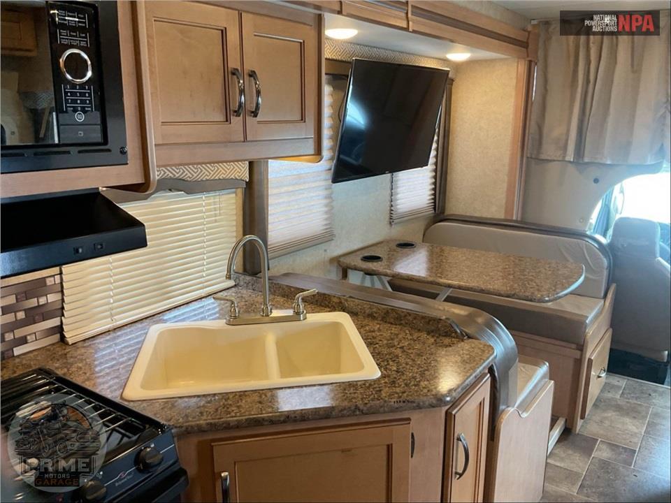 2017 Thor Motor Coach M-28Z E450-V10 - CHATEAU SERIES — фото 10