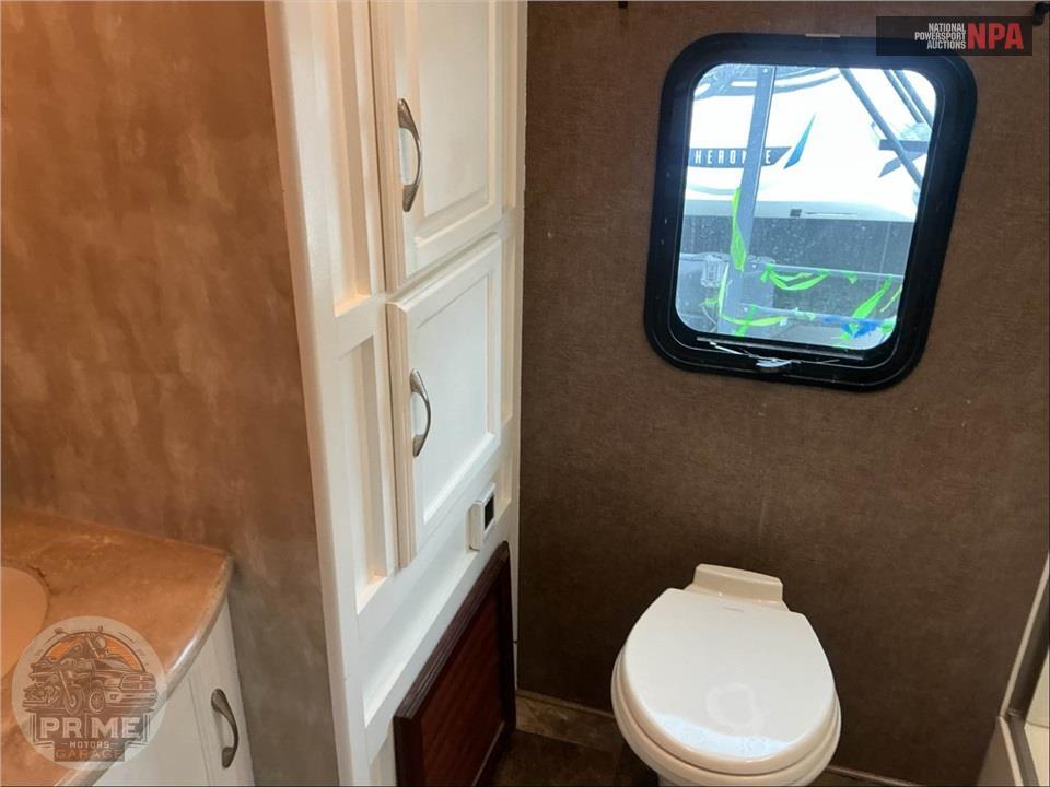 2015 Ultralite By Winnebago M-27RBDS — фото 16