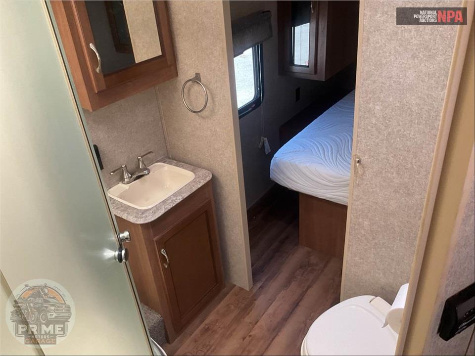 2017 Coachmen By Forest River M-22 TH - CATALINA TRAIL BLAZER TOY HAULER SERIES — фото 14