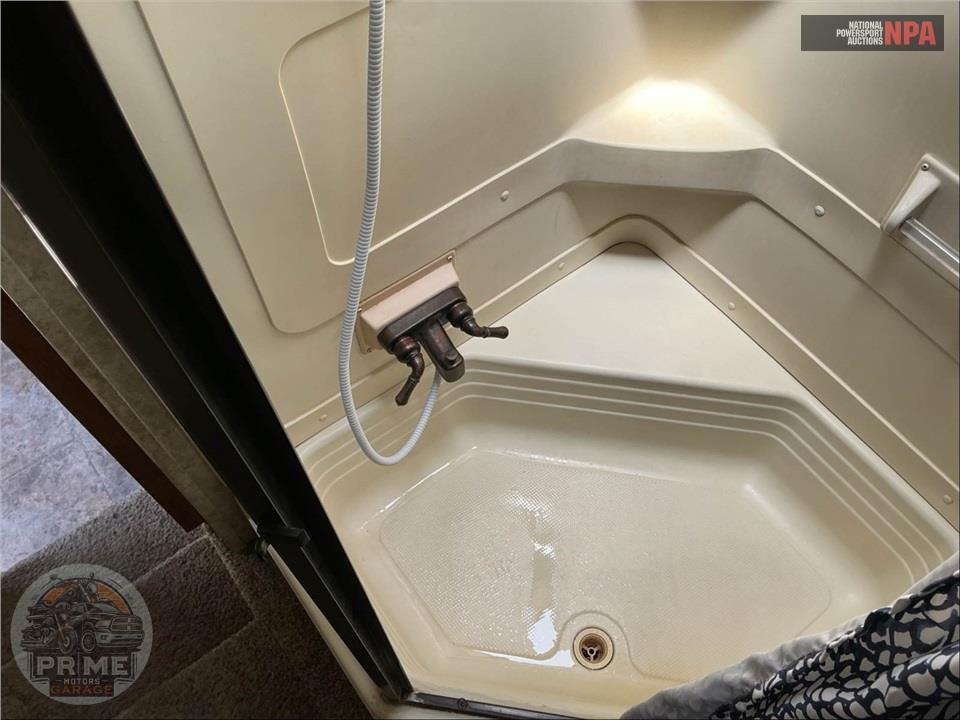2011 Keystone Rv M-3400 RL - MONTANA HICKORY FIFTH WHEEL SERIES — фото 17