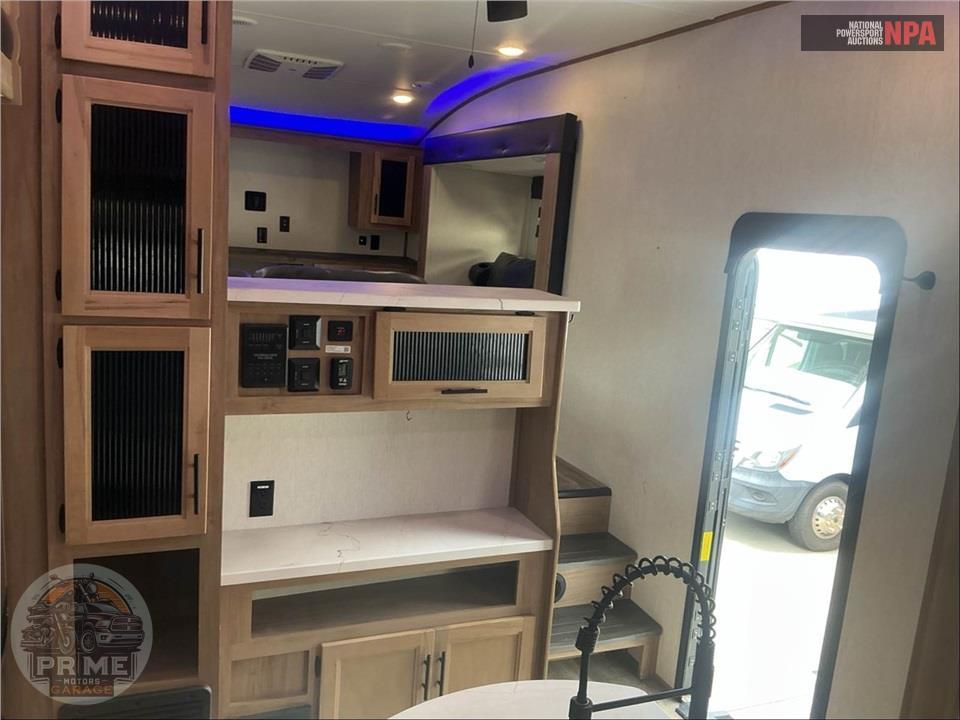 2023 Cherokee By Forest River M-3910SUITE - ARCTIC WOLF FIFTH WHEEL SERIES — фото 7