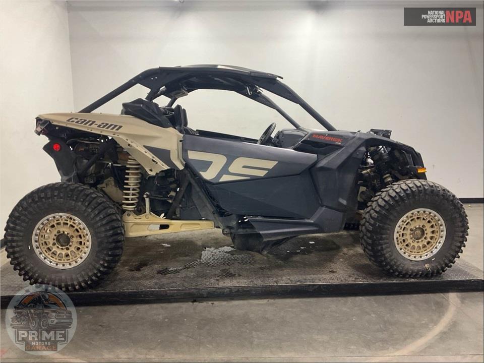 2022 Can-Am MAVERICK X3 DS TURBO (DESERT TAN & CARBON BLACK) — фото 1