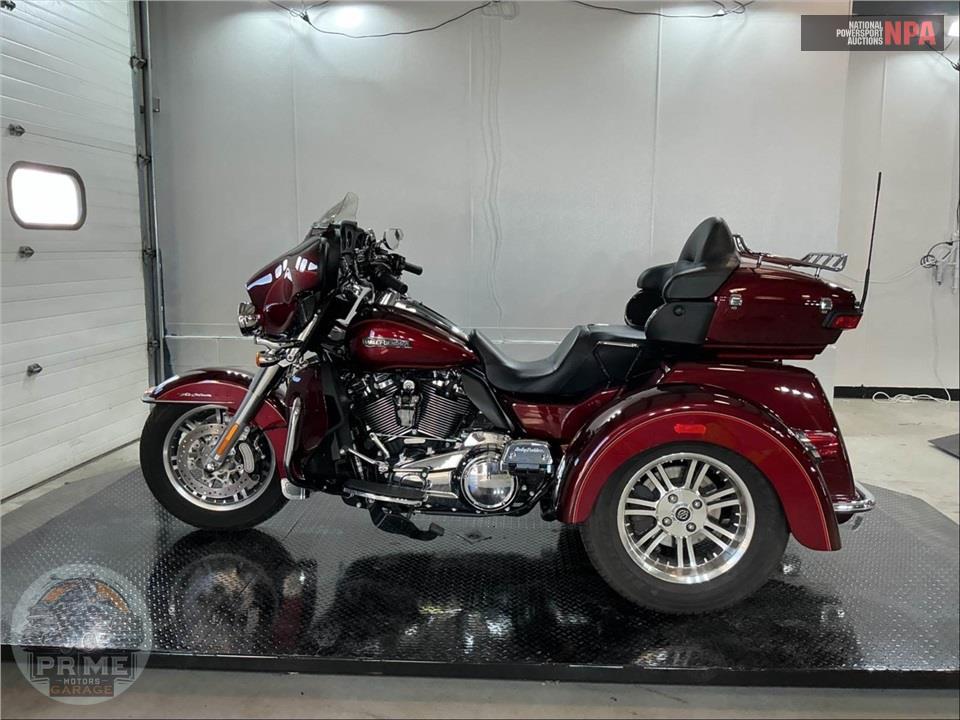 2017 Harley-Davidson FLHTCUTG TRIGLIDE ULTRA CLASSIC — фото 3