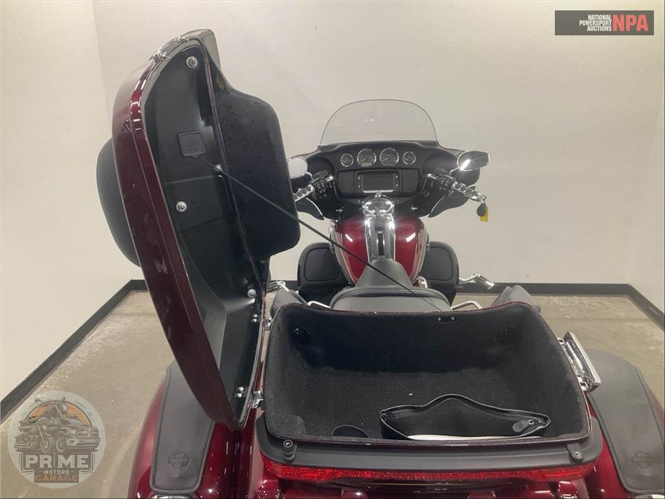 2014 Harley-Davidson FLHTCUTG TRIGLIDE ULTRA CLASSIC — фото 16