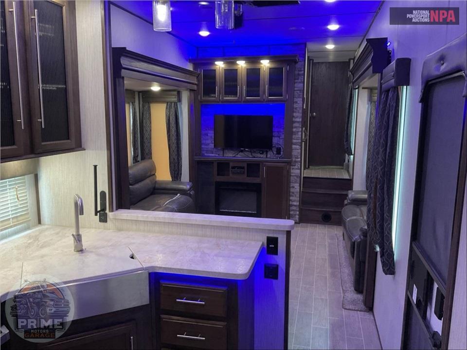 2019 Cherokee By Forest River M-305ML6 ARCTIC WOLF FIFTH WHEEL SERIES — фото 6