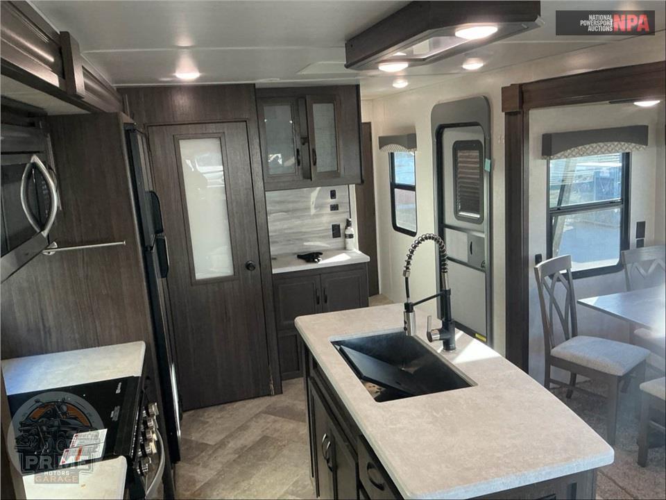 2020 Voyage By Winnebago M-3235RL - FIFTH WHEEL SERIES — фото 8