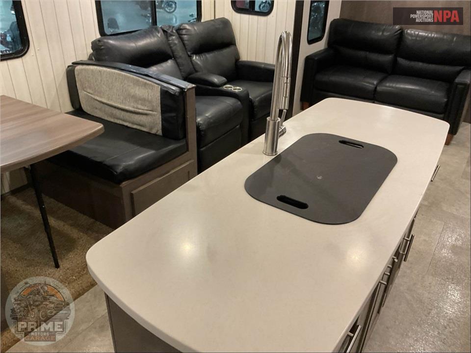 2018 Crossroads Rv M-33 CK - SUNSET TRAIL GRAND RESERVE SERIES — фото 9