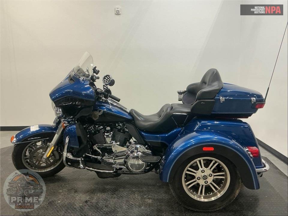 2018 Harley-Davidson FLHTCUTG TRI GLIDE ULTRA ANNIVERSARY — фото 3