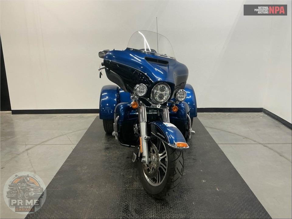 2018 Harley-Davidson FLHTCUTG TRI GLIDE ULTRA ANNIVERSARY — фото 2